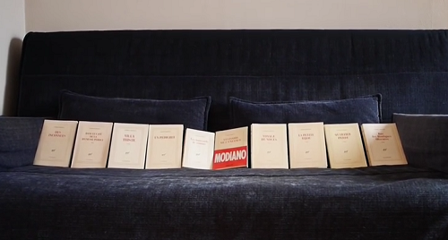 La collection "Modiano" de Solange sur son célèbre canapé. Elle dit ne pas pouvoir le lire en poche mais uniquement sur "grandes pages et papier épais" !
